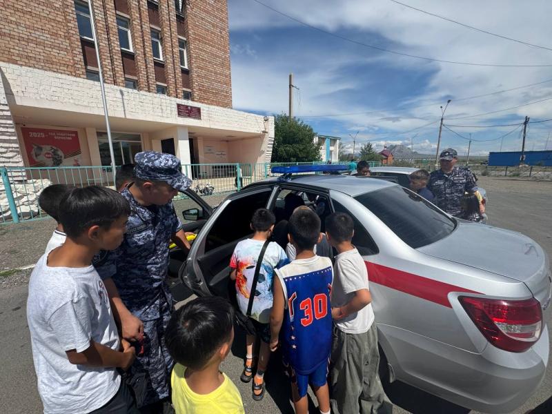 Сотрудники улуг-хемского филиала вневедомственной охраны подключились к акции «Каникулы с Росгвардией»