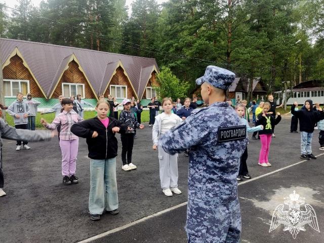 Росгвардейцы Владимирской области провели утреннюю зарядку в детском лагере