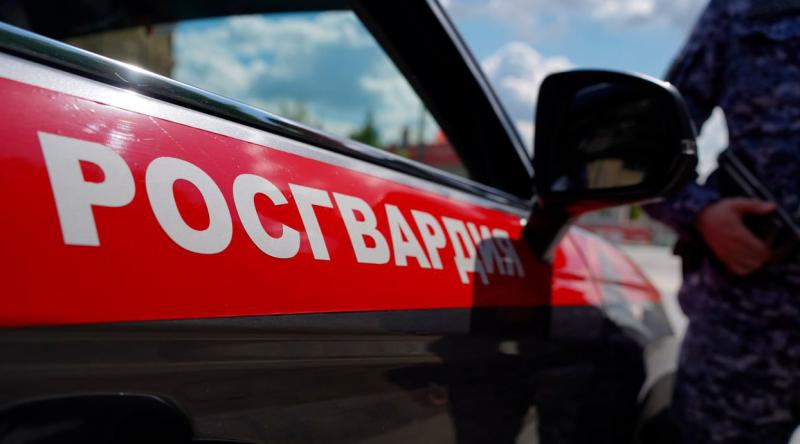 Росгвардейцы спасли жильцов из горящего дома в Москве