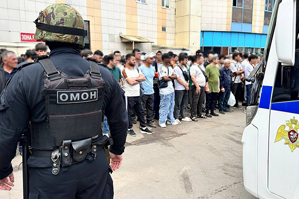 При участии столичного спецназа Росгвардии проведены обыски в рамках расследования уголовного дела