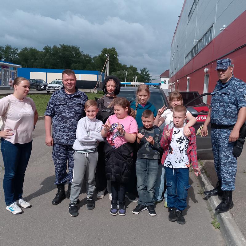 В рамках акции «Каникулы с Росгвардией» сотрудники Воскресенского отдела вневедомственной охраны провели увлекательную встречу с детьми в летнем лагере "Движуха".