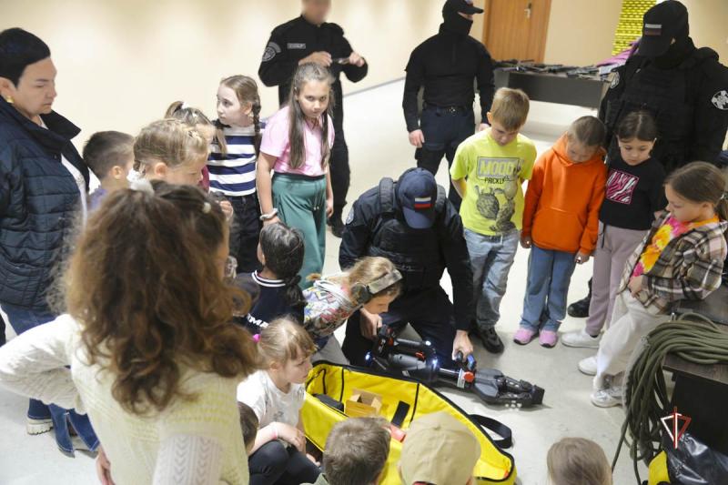 Юные ямальцы примерили экипировку бойцов СОБР в гостях у Росгвардии
