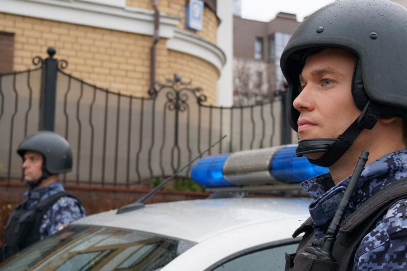 Росгвардейцы задержали предполагаемого виновника в хищении дамской сумки