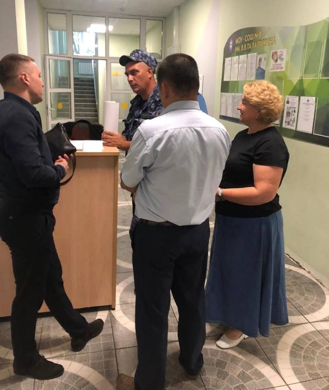 Клинские росгвардейцы участвуют в обследовании образовательных учреждений к новому учебному году