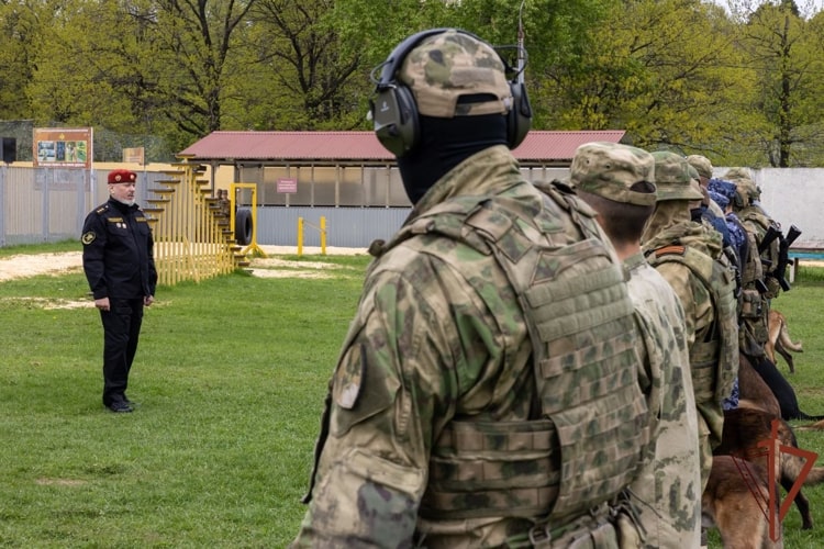 Генерал-полковник Алексей Воробьев посетил Кинологический центр Росгвардии