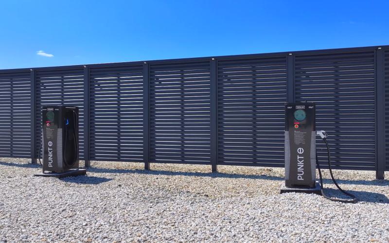 На территории индустриального парка CRAFT запустили зарядные станции PUNKT E для электромобилей
