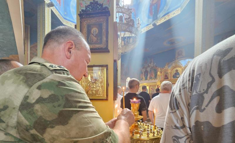 Военнослужащие Росгвардии приняли участие в торжественном богослужении в честь князя Владимира в Грозном