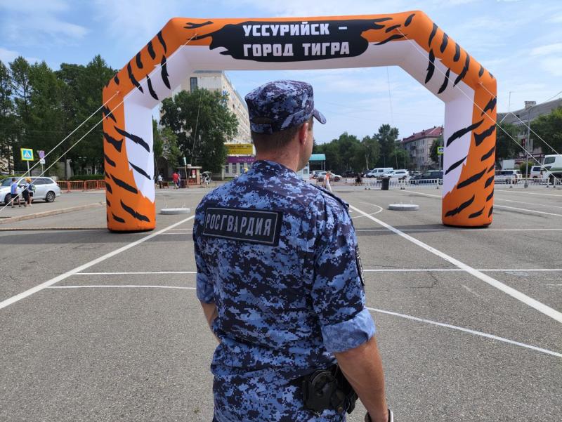 Сотрудники Росгвардии обеспечили охрану общественного порядка во время празднования Дня тигра