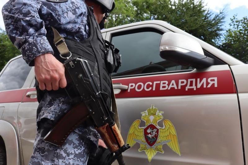 Росгвардейцы защитили персонал магазина от агрессивного посетителя с отверткой