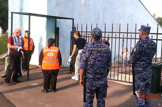 Росгвардия обеспечила правопорядок на футбольном матче второй лиги в Орле
