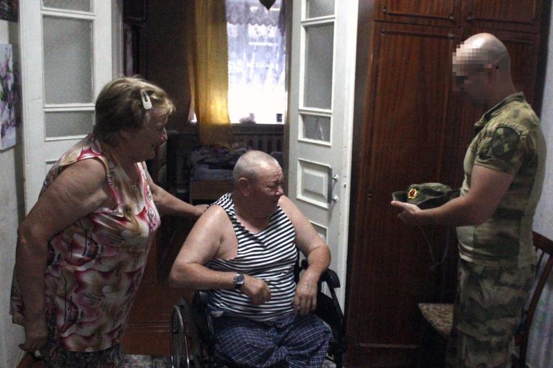 Росгвардейцы поздравили ветерана-подводника с Днём ВМФ в Херсонской области