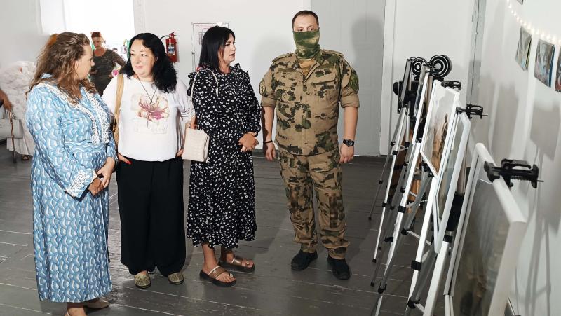 Росгвардейцы организовали выставку фотографий в Херсонской области
