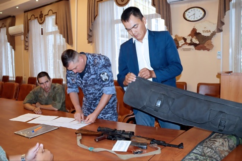 Житель Тувы безвозмездно сдал оружие на нужды СВО