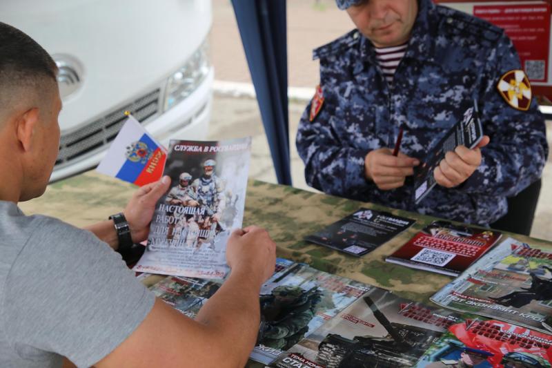 В Мордовии мобильный пункт Росгвардии провел работу по информированию о службе в ведомстве