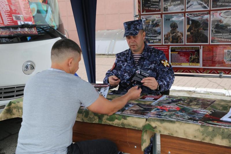 В Мордовии мобильный пункт Росгвардии провел работу по информированию о службе в ведомстве