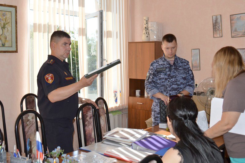 На Южном Урале росгвардейцы принимают участие в проверках школ к новому учебному году