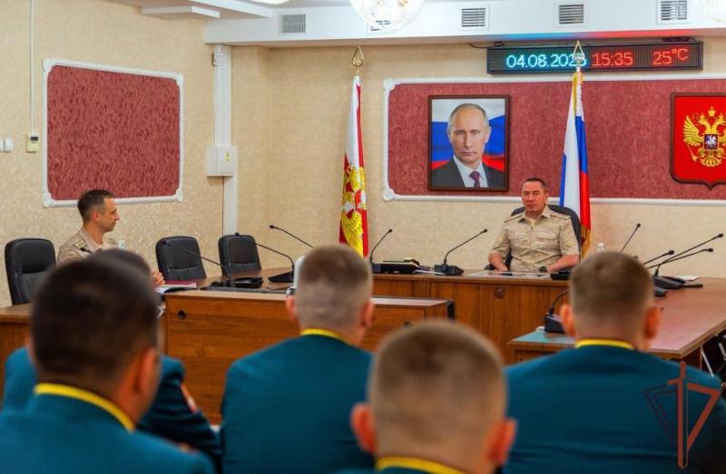 Командующий Северо-Кавказским округом Росгвардии встретился с офицерами-выпускниками
