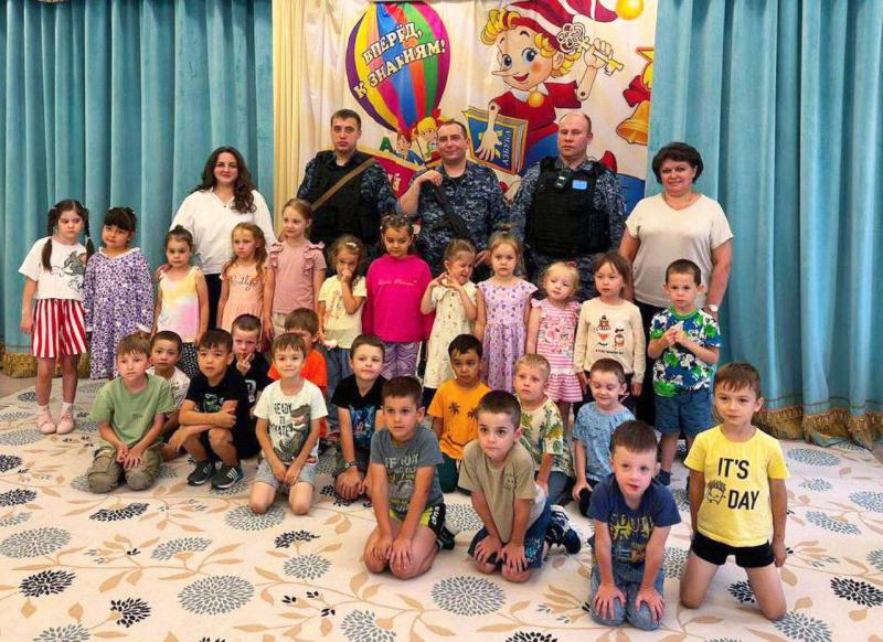 В Подмосковье сотрудники Росгвардии провели урок мужества для воспитанников детского сада