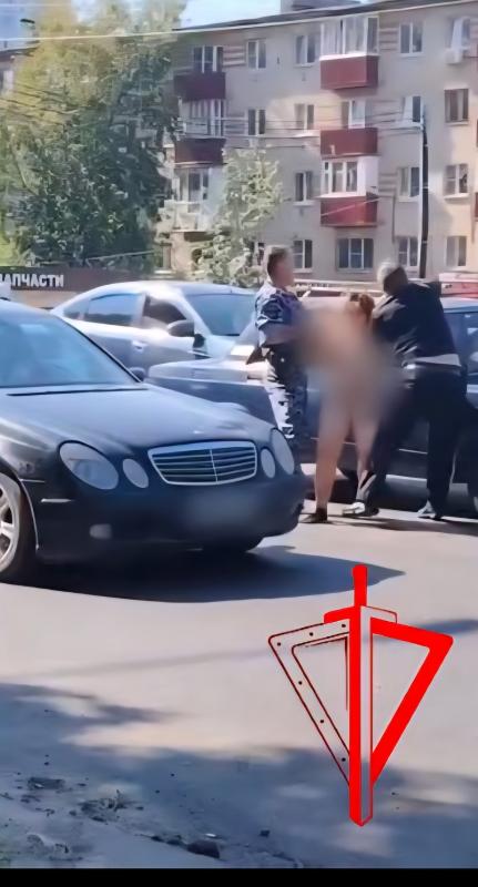 Росгвардеец оказал содействие в задержании дебоширки, парализовавшей движение в центре Солнечногорска