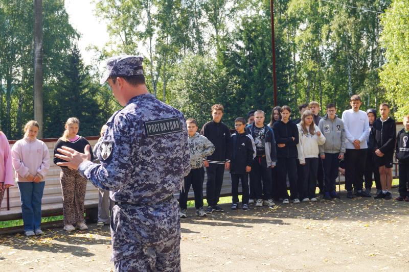 Сотрудник Росгвардии провёл занятие по вопросам безопасности для детей в детском лагере