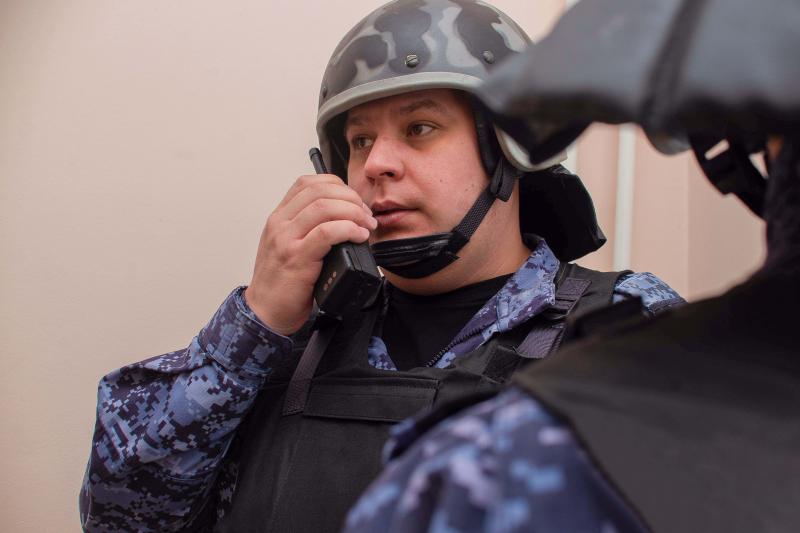 Росгвардейцы задержали новокузнечан, которые повредили имущество бара во время потасовки