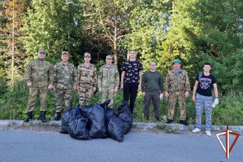 Росгвардия в Югре провела экологический субботник по очистке природного парка