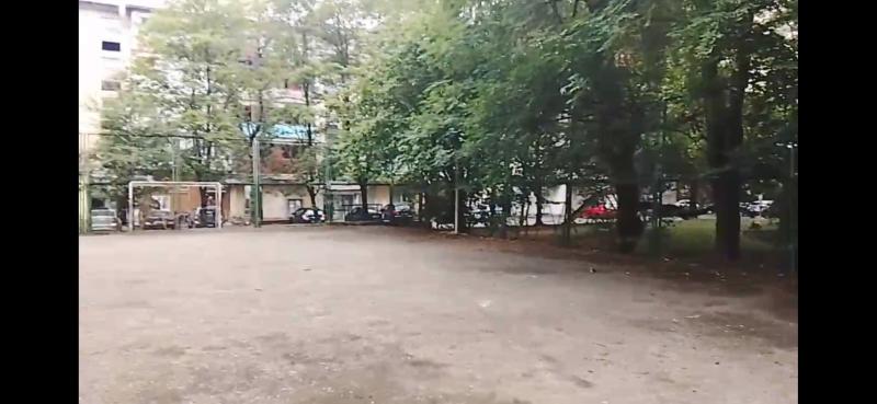 Заброшенная спортивная площадка в Нальчике: годы бездействия угрожают безопасности детей