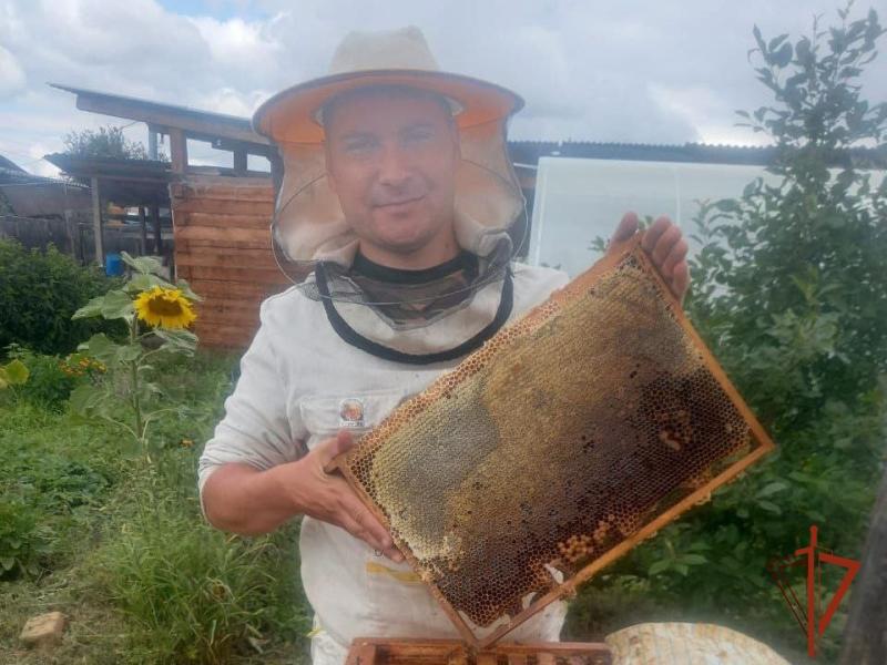 «Пчеловод и краевед»: росгвардеец из Иркутской области рассказал о необычных увлечениях