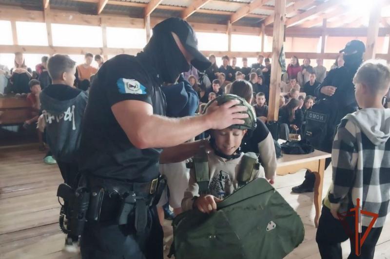 Школьники из лагеря на Байкале провели один день летних каникул с сотрудниками ОМОН Росгвардии