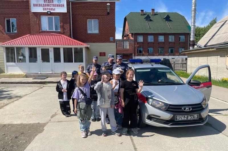 Юные югорчане познакомились со служебной деятельностью вневедомственной охраны Росгвардии