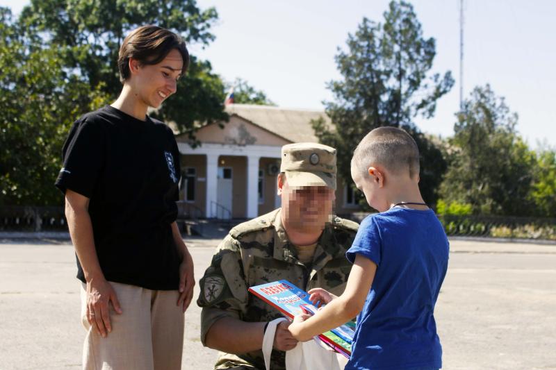 Акцию «Собери ребенка в школу» поддержали росгвардейцы в Херсонской области