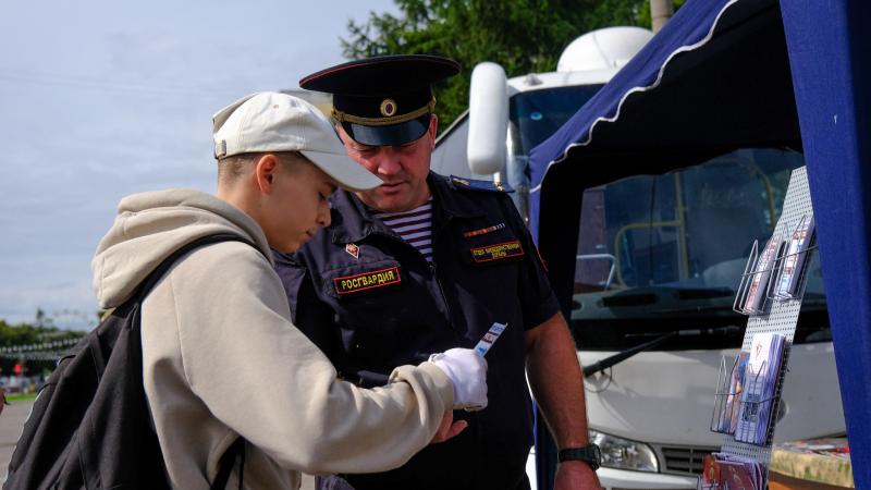 Мобильный агитационный пункт Росгвардии проинформировал жителей  Марий Эл о службе в войсках правопорядка