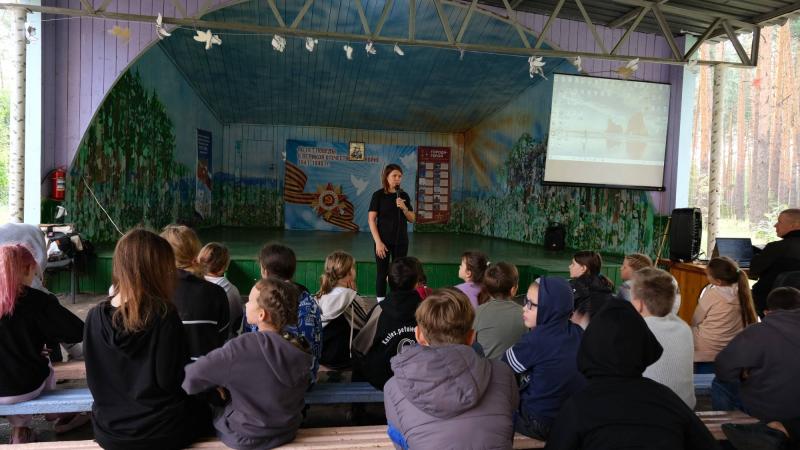 В преддверии Дня Государственного флага России росгвардейцы провели мероприятие для детей в Тамбовской области