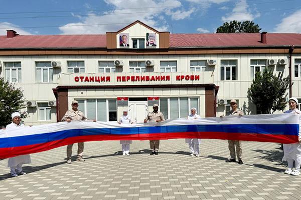 Военнослужащие Объединенной группировки войск (сил) провели акцию ко Дню Государственного флага Российской Федерации