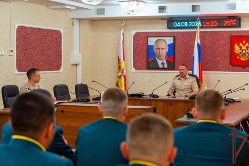 КОМАНДУЮЩИЙ СЕВЕРО-КАВКАЗСКИМ ОКРУГОМ РОСГВАРДИИ ВСТРЕТИЛСЯ С ОФИЦЕРАМИ-ВЫПУСКНИКАМИ