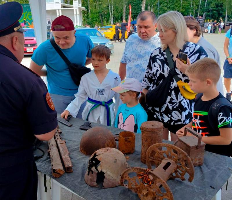 В Подмосковье сотрудники Росгвардии провели выставку для жителей региона