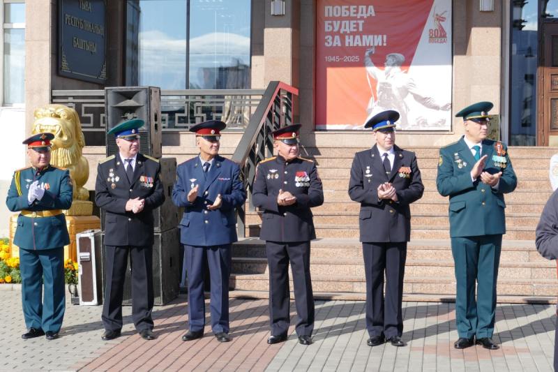 Начальник Управления Росгвардии по Республики Тыва принял участие в церемонии поднятия государственного флага