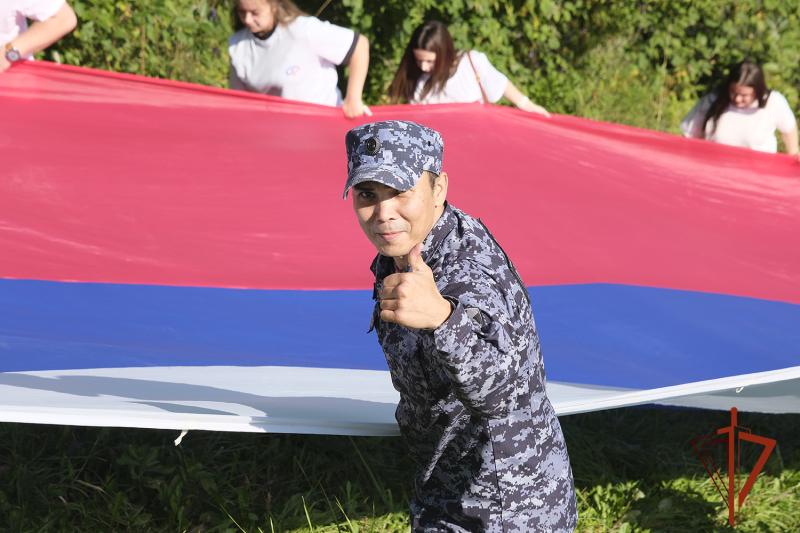 Росгвардейцы в Горно-Алтайске отметили День Государственного флага РФ восхождением на гору Комсомольская