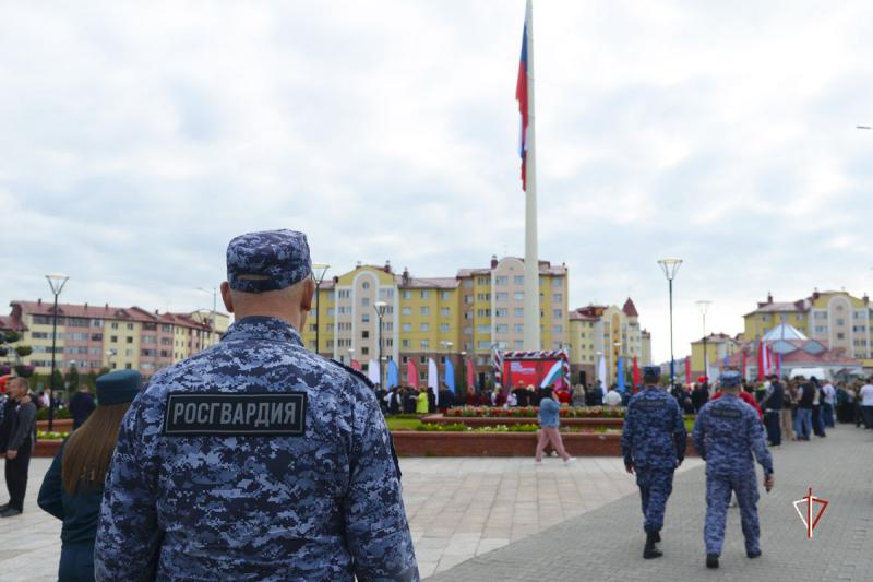 Росгвардия приняла участие в праздновании Дня государственного флага на Ямале