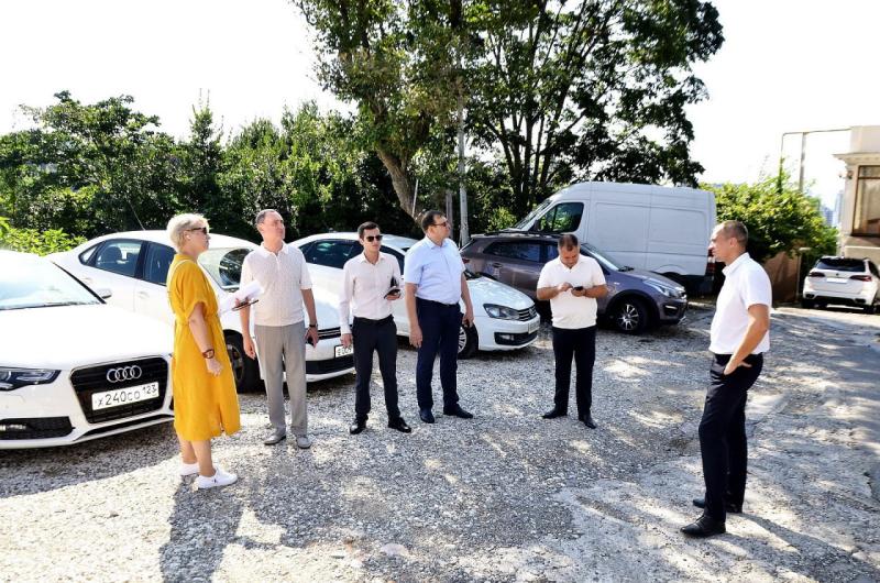 Депутат ЗСК Виктор Тепляков провёл выездное совещание на переулке Рижском в Сочи