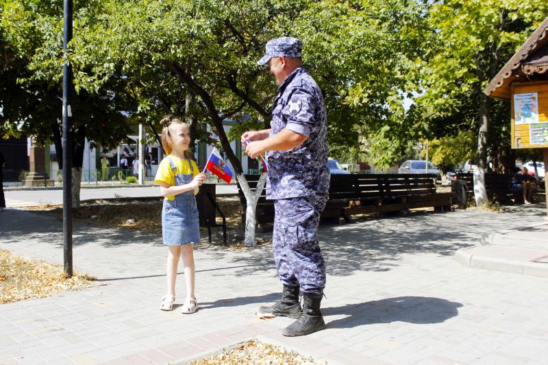 Росгвардейцы приняли участие в праздничных мероприятиях ко Дню Государственного флага РФ в Херсонской области
