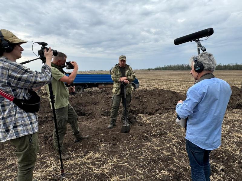 На очередную Вахту памяти заступила команда ПО «Миус-Фронт», в унисон с ней начали работать и документалисты...