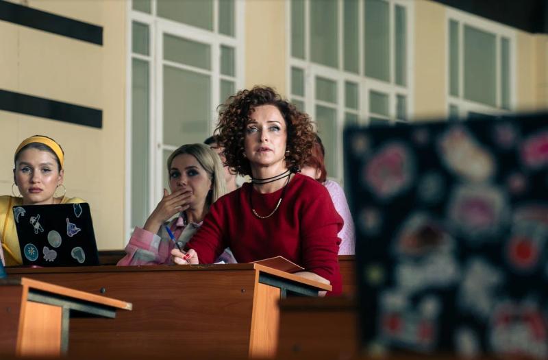 Снова студентки: ТНТ запускает второй сезон комедийного сериала «Первокурсницы» с Анной Уколовой и Екатериной Стуловой