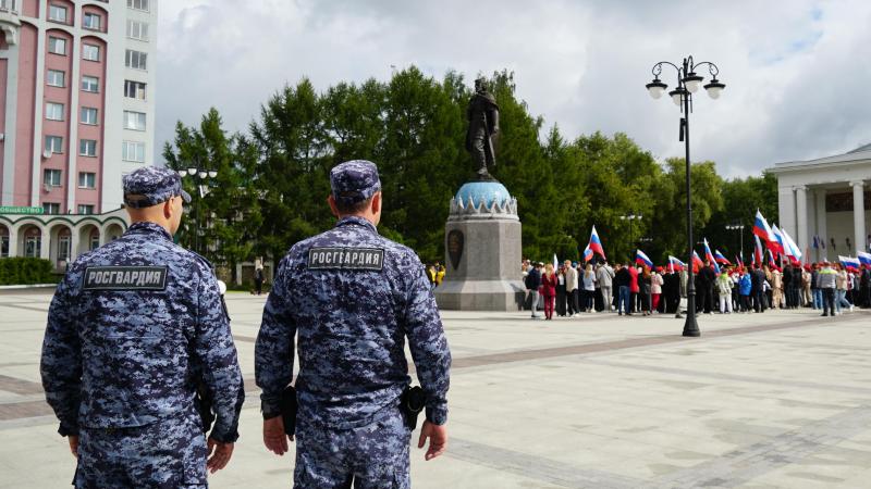 В Кирове сотрудники Росгвардии присоединились к празднованию Дня Государственного флага РФ