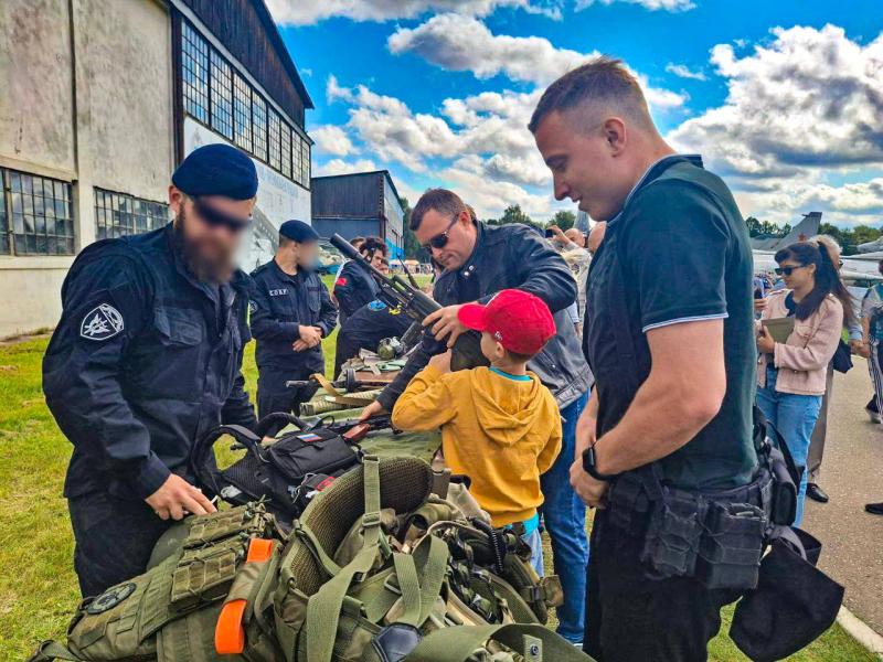 В Подмосковье сотрудники Росгвардии приняли участие в тематической выставке ко Дню Воздушного флота России