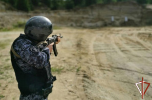 Сотрудники вневедомственной охраны Росгвардии в Зауралье провели боевые стрельбы