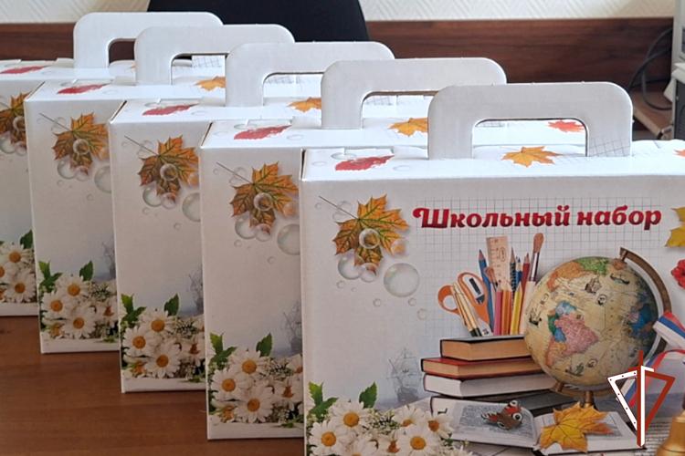К Дню знаний многодетным семьям росгвардейцев в Курганской области вручили школьные наборы