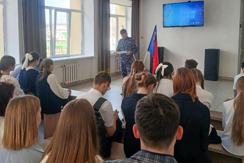 Росгвардеец провёл профилактическую встречу с кузбасскими старшеклассниками