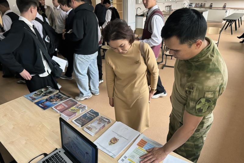 Росгвардейцы помогли школьникам из Республики Алтай в выборе будущей профессии