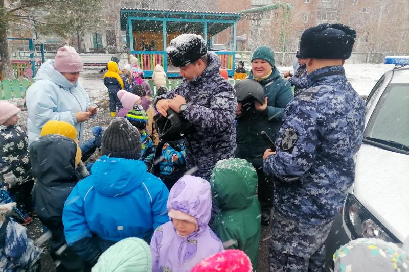 Росгвардейцы познакомили таштагольских дошкольников с работой вневедомственной охраны